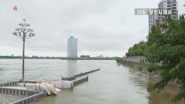 북한은 "27일 0시부터 29일 5시까지 대동강유역 중상류 지역에 평균 243mm의 많은 비가 내렸다"며 "대동강의 수위는 이미 경고수위를 넘었다"라고 조선중앙TV가 29일 전했다. 조선중앙TV 화면
