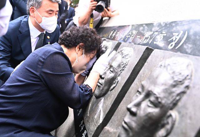 29일 오전 경기도 평택시 해군 제2함대 사령부에서 열린 '제2연평해전 승전 20주년 기념식'에서 유족이 해전 영웅들의 얼굴 부조상을 어루만지며 눈물 흘리고 있다. 연합뉴스