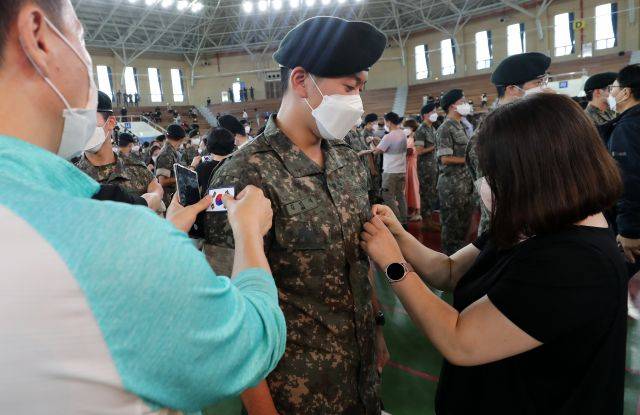 29일 오전 충남 논산 육군훈련소에서 대면 신병 수료식이 열리고 있다. 육군훈련소는 신종 코로나바이러스 감염증(코로나19) 여파로 중단했던 대면 수료식을 2년 4개월 만에 재개했다.