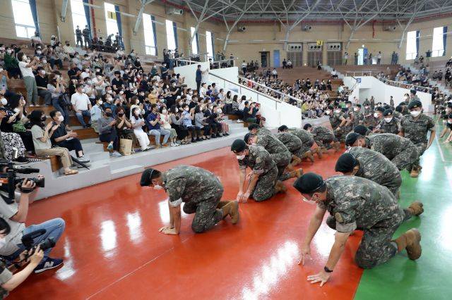 29일 오전 충남 논산 육군훈련소에서 대면 신병 수료식이 열리고 있다. 육군훈련소는 코로나19 여파로 중단했던 대면 수료식을 2년 4개월 만에 재개했다. 연합뉴스