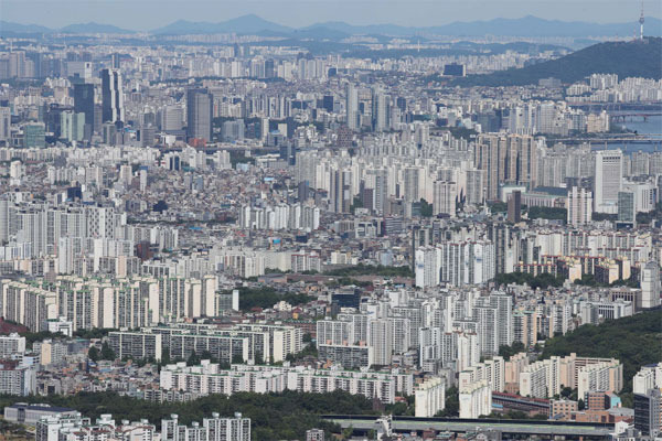 서울 강남권에 신규 분양 아파트가 급감하면서 풍선효과로 오피스텔의 최고가 거래가 이어지고 있다. 사진은 강남권 아파트 전경. [매경DB]