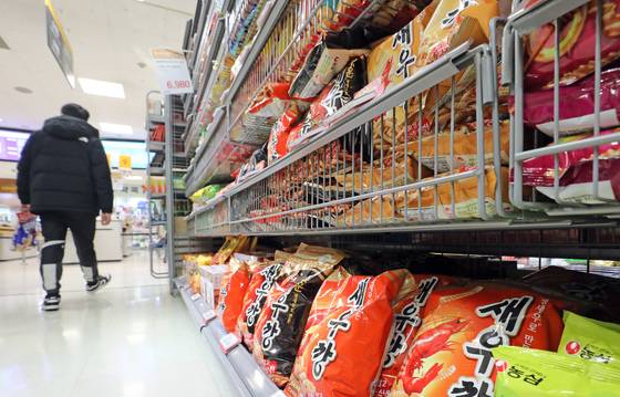지난 3월1일 서울시에 위치한 한 마트 스낵코너에 농심 새우깡 등 스낵 제품이 진열돼 있다/사진=뉴스1