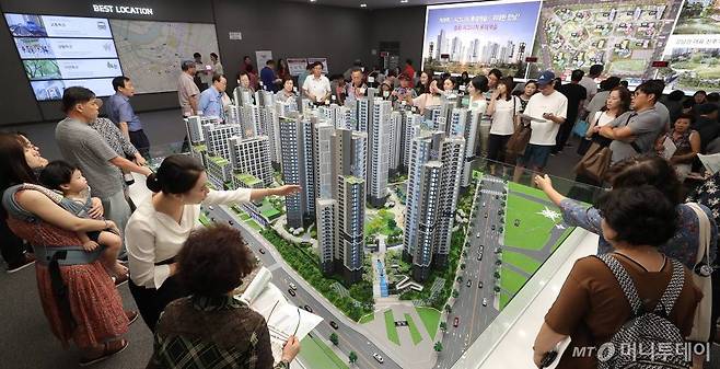 2019년 서울 송파구에서 분양한 한 아파트 단지 모델하우스에서 방문객들이 조감도 모형을 살펴보고 있다.
