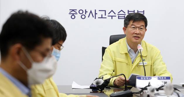 (세종=뉴스1) 김기남 기자 = 이기일 중대본 제1총괄조정관(보건복지부 2차관)이 22일 정부세종청사에서 열린 중대본 회의에서 국내 첫 의심 사례가 발생해 진단검사가 진행 중인 원숭이두창과 관련한 회의에서 모두발언을 하고 있다. 2022.6.22/뉴스1