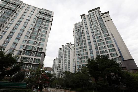 = 8·2 부동산 대책 발표 3주가 지나면서 강남권 재건축 단지는 대체로 거래 시장에 찬바람이 불고 있지만 판교, 분당, 평촌 등 일부 신도시는 ‘풍선 효과’에 힘입어 소폭이나마 오히려 가격이 오르고 있다. 사진은 27일 경기도 성남 판교신도시의 한 아파트 단지. 2017.8.27/뉴스1