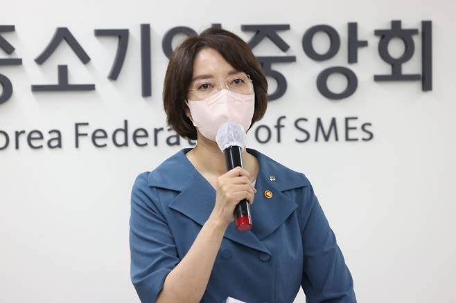이영 중소벤처기업부 장관이 29일 서울 영등포구 중기중앙회 기자실을 방문하여 인사를 나누고 있다./사진=중기부 제공