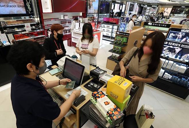 [서울=뉴시스] 조성우 기자 = 김포-하네다 항공 노선 운항이 재개된 29일 오전 서울 강서구 김포국제공항 국제선 탑승장에서 승객들이 면세구역을 이용하고 있다. (공동취재사진) 2022.06.29.