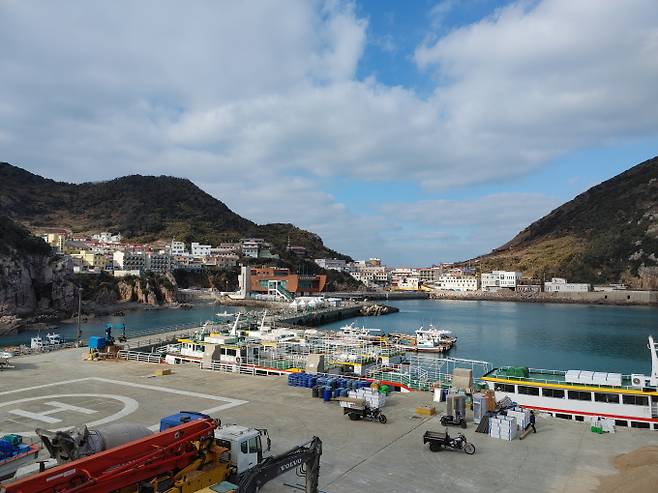 해양수산부에서 주관하는 '2023년도 어촌분야 일반농산어촌개발사업' 공모에서 전국 18개소 중 전남에서는 강진, 완도, 신안, 진도, 4곳이 선정됐다. '홍도항 전경'/홍기철기자