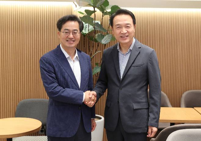 김동연 경기도지사 당선인은 29일 임태희 경기도교육감 당선인과 조찬 회담을 갖고 교육 현안 문제 해결을 위해 협력하기로 했다. /사진제공=경기도지사직 인수위