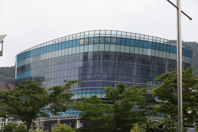 더불어민주당 텃밭인 전남에서 의장단 경선이 치러져 후보들이 결정된 가운데 광역의회와 기초의회가 각기 다른 행보를 보이고 있다. 전남도의회는 의장부터 상임위원장까지 모두 민주당 의원이 독식할 것으로 전망된다./전남도의회