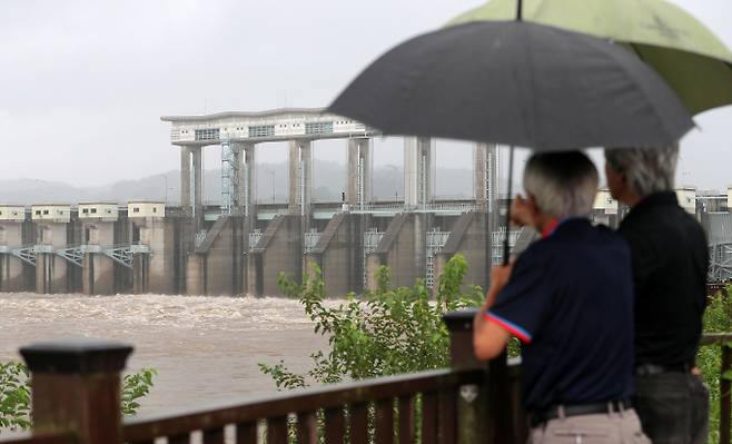 29일 북한이 임진강 상류 황강댐을 방류할 경우 우리 측에 사전 통지해달라는 요청에 이틀째 묵묵부답인 것으로 알려졌다. 사진은 지난 2020년 8월 경기 연천군 군남댐에서 임진강 상류의 물이 흘러나오고 있는 모습. /사진=뉴스1