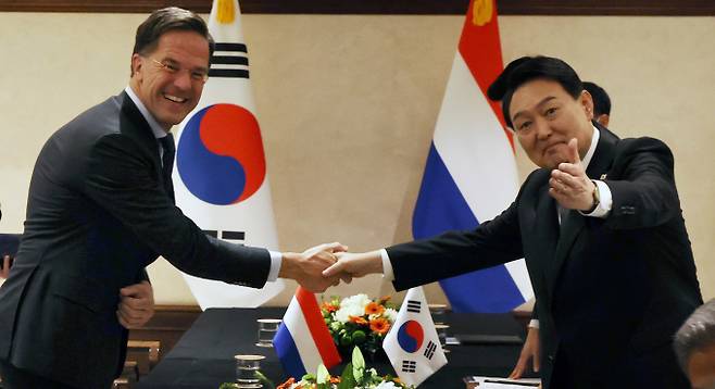 윤석열 대통령의 첫 해외순방인 나토(NATO·북대서양조약기구) 정상회의가 지난 28일부터 2일째 이어진다. 이번 회담으로 대한민국의 세일즈 외교(경제 외교)의 본격화가 시작될 전망이다. 사진은 윤 대통령과 마르크 뤼터 네덜란드 총리가 29일(현지시각) 스페인 마드리드 시내 호텔에서 열린 한·네덜란드 정상회담에서 악수를 하는 모습. /사진=뉴스1