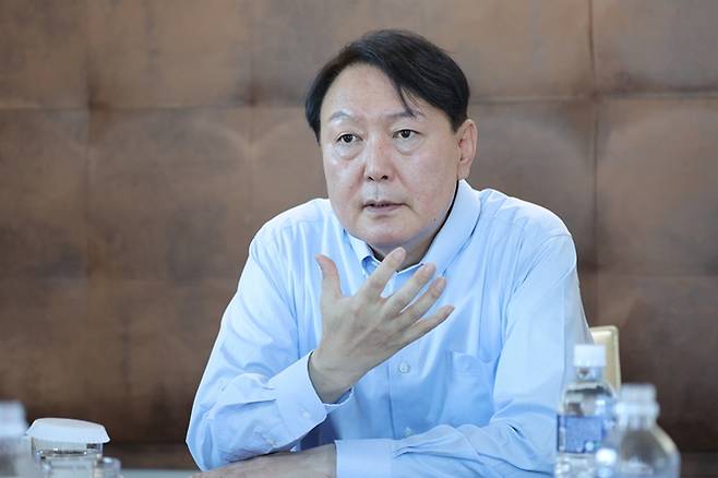 윤석열 대통령과 옌스 스톨텐베르그 북대서양조약기구(NATO) 사무총장 면담이 오는 30일(현지시각) 오후 진행된다. 사진은 윤 대통령이 지난 28일 스페인 마드리드 시내 호텔에서 참모들과 회의를 진행하는 모습. /사진=뉴스1