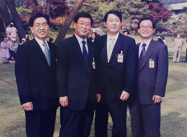 2000년 어느 날 청와대에서 행사를 마치고 같이 선 공보비서관들. 왼쪽 두 번째가 김대곤, 오른쪽 끝이 필자.  필자 제공