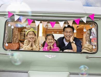 자녀와 전국 일주를 하는 콘셉트로 브랜드 화보에 소개된 정관영 LG유플러스 기업부문 책임의 모습. LG유플러스 제공