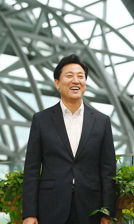 사상 최초 서울시장 4선 고지에 올라 유력 대선주자로 꼽히는 오세훈 시장이 지난 23일 서울시청 6층 집무실에서 진행된 문화일보와의 인터뷰에서 “서울시장 자리가 결코 가볍지 않다”며 “국가 단위에서 하는 웬만한 일은 다 할 수 있다”고 웃어 보이고 있다. 신창섭 기자