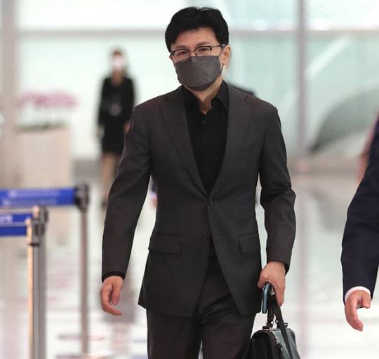 한동훈 법무부 장관이 29일 오전 인천국제공항 제2여객터미널에서 미국 출장을 위해 출국장으로 향하고 있다. 한 장관은 다음 달 6일까지 미국 워싱턴과 뉴욕을 방문해 유엔과 미국 법무부, 연방수사국(FBI) 관계자들을 만난다. 뉴시스