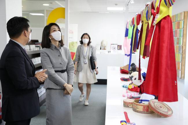윤석열 대통령 부인 김건희 여사가 28일(현지시간) 스페인 마드리드의 주스페인 한국문화원을 방문해 K-패션 전시회에 진열된 한복을 살펴보면서 관계자의 설명을 듣고 있다.  연합뉴스
