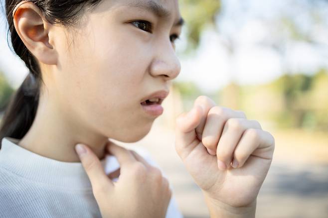 나아가 목소리 이상은 성대결절, 후두염, 후두암 등 질환을 알리는 적신호일 수 있다. 주목할 점은 치료 후 원래 목소리를 되찾을 수 있는 성대결절이나 후두염과 달리, 후두암은 한 번 발생하면 평생 쉰 목소리로 살거나 성대를 제거할 수도 있다는 것이다.
