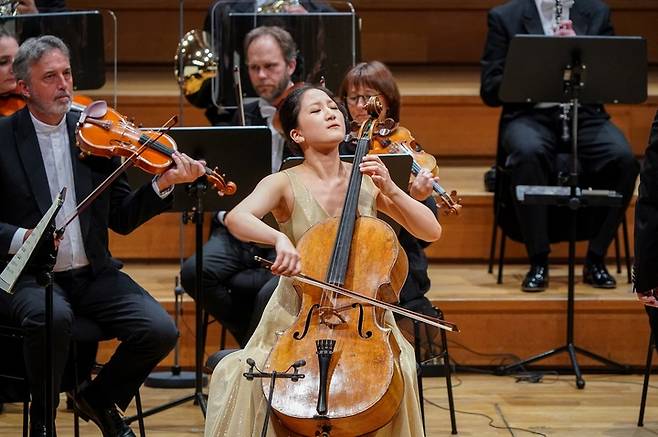 [서울=뉴시스]첼리스트 최하영이 퀸 엘리자베스 콩쿠르 준결선에서 협연하고 있다. (사진=Queen Elisabeth Competition_Derek Prager) 2022.06.06. photo@newsis.com *재판매 및 DB 금지