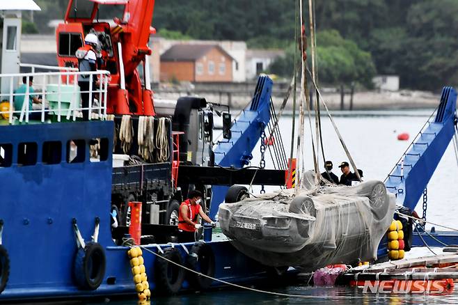 [완도=-뉴시스] 이영주 기자 = 29일 오전 전남 완도군 신지면 송곡항에서 실종된 조유나(10)양의 일가족이 탔던 차량이 그물망에 싸여진 채 인양되고 있다. 2022.06.29. leeyj2578@newsis.com