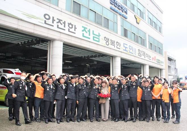 29일 순천소방서에서 퇴임한 하수철 순천소방서와 직원들이 기념촬영하고 있다. 순천소방 제공  *재판매 및 DB 금지