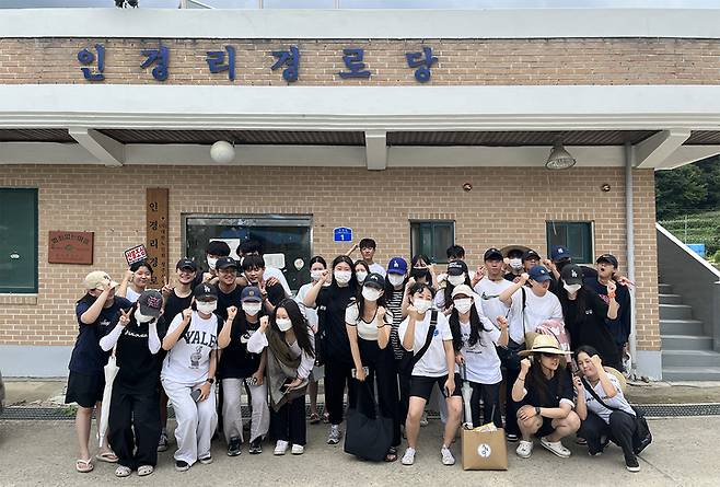 [청주=뉴시스] 안성수 기자 = 서원대학교 바이오융합대학 재학생 36명이 충북 청주시 농가에서 생산적 일손봉사를 실시한 뒤 기념촬영을 하고 있다. (사진=서원대 제공) 2022.06.29. photo@newsis.com *재판매 및 DB 금지