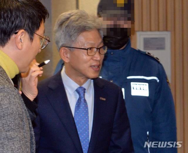 [울산=뉴시스] 배병수 기자 = 청와대 하명수사. 선거 개입 의혹으로 검찰 수사를 받고있는 송병기 울산 경제부시장은 직권면직이 처리 된 14일 오후 시청 1별관을 나서고 있다. 2020.01.14. bbs@newsis.com