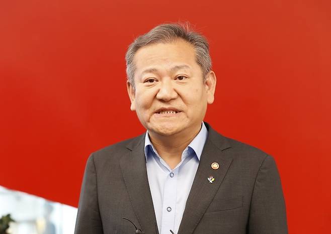 [익산=뉴시스] 강명수 기자 =29일 전북 익산 ㈜하림을 방문한 이상민 행정안전부 장관이 기자들의 질문에 답하고 있다. 2022.06.29. smister@newsis.com *재판매 및 DB 금지