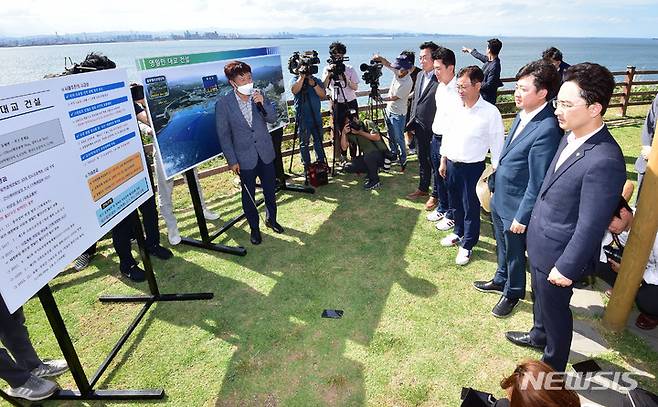 [포항=뉴시스] 이무열 기자 = 이준석 국민의힘 대표가 29일 오후 경북 포항시 남구 동해면 연오랑세오녀 테마공원에서 포항시 관계자에게 영일만 대교 사업 추진 경과에 대해 설명을 듣고 있다. 2022.06.29. lmy@newsis.com