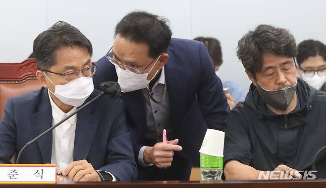 [세종=뉴시스] 강종민 기자 = 최저임금위원회 박준식 위원장과 양정열 부위원장이 지난 28일 오후 세종시 정부세종청사에서 열린 7차 전원회의에 앞서 대화하고 있다. 2022.06.28. ppkjm@newsis.com