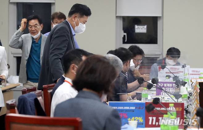 [세종=뉴시스] 강종민 기자 = 내년도 최저임금 결정을 놓고 노사 위원들의 막판 줄다리기가 이어진 29일 밤 착석한 근로자 위원들 뒤를 지나 사용자 위원들이 자리에 앉고 있다. 2022.06.29. ppkjm@newsis.com