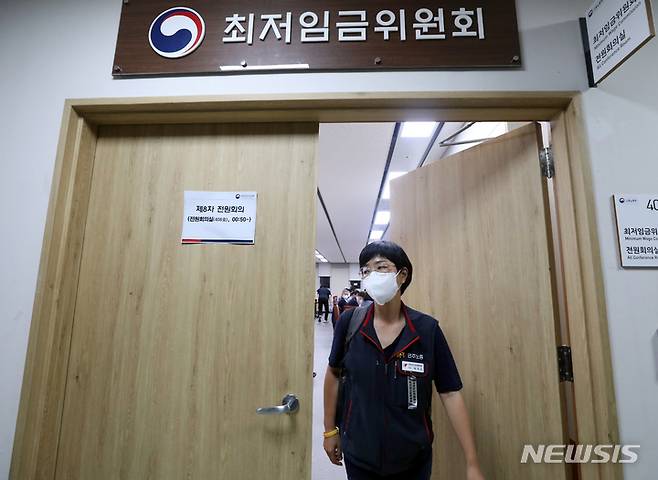 [세종=뉴시스] 강종민 기자 = 내년도 최저임금 결정을 놓고 노사 위원들의 막판 줄다리기가 이어진 29일 밤 근로자 위원인 박희은 민주노총 부위원장이 퇴장하고 있다. 2022.06.29. ppkjm@newsis.com