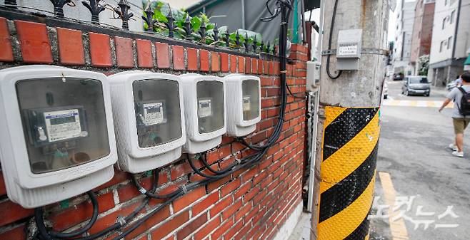 지난 27일 서울 시내 한 건물에 전기계량기가 설치돼 있는 모습. 박종민 기자