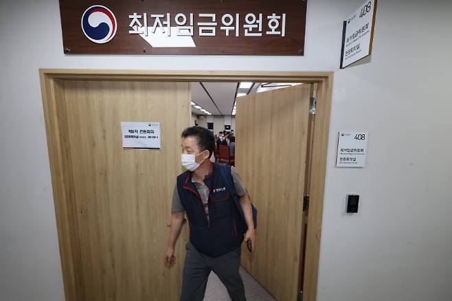 공익위원이 내년도 최저임금 9620원을 제시한 가운데 29일 오후 세종시 정부세종청사 최저임금위원회 회의실에서 열린 제8차 전원회의가 사용자위원인 류기정 한국경영자총협회 전무의 표결 거부로 무산된 뒤 민주노총 관계자들이 회의장을 떠나고 있다. 연합뉴스