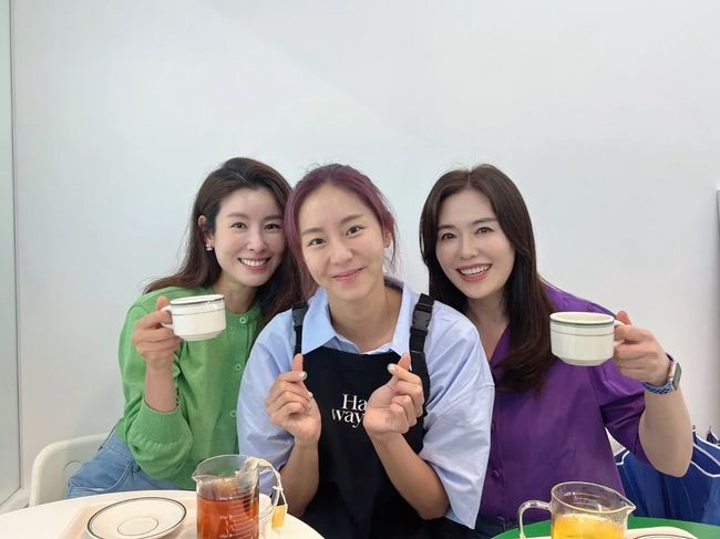 Actors Uee, Park Han-byul and Kim Jung-hwa have turned Cafe bosses.Actresses who have been acting steadily have played a new Top Model and hit the jackpot!Park Han-byul is the president of Cafe, which has become a hotball in Jeju Island.Park Han-byul, who also resides in Jeju Island, opened Cafe last year.Park Han-byul lives in Jeju Island because of Husband Manned analysis, a former head of Yuri Holdings.2019 Husband Manned Analysis was involved in the Burning Sun Gate and was caught up in the scandal.Manned analysis alleges of prostitution and other charges related to Club Burning Sun.In December 2020, he was sentenced to one year and eight months in prison and three years in Probation; after that, he dropped his appeal and Probation was confirmed.In the process, Park Han-byul drew attention together with the filing of a petition for Husbands pre-emption and submission to the court.Eventually, Park Han-byul stopped broadcasting and moved to Jeju Island with his family.Jeju Island also lived in the Cafe and opened it, but Hit the jackpot!It was the first anniversary of its opening in April, and Park Han-byul said through his official coffee shop SNS, Bun!! It is the first year since it finally opened today.Ive had a lot of things in a year. The first of them is Jeju Island hotspot.I am grateful to all of you for making and making hot-flies again. In particular, Park Han-byul was reported to have been on a double slope last month, conveying news of the second pregnancy.Park Han-byul, who married Manned analysis in 2017, gave birth to her first son the following April and pregnancy the second four years later.Park Han-byul was four months of pregnancy when news of pregnancy was reported, and recently entered a stable period and informed the pregnancy fact around.We do not know the exact date or timing of childbirth, whether it will be late summer or autumn, but we know that we will give birth in autumn.I ask you to understand that it is a personal privacy.Kim Jung-hwa also became Hit the jackpot! Cafe president.He opened Cafe in 2020 to help the Kenya Baringo area, which opened to its sixth store in a year.At the opening of the fifth store, Kim Jung-hwa said, Those who have the same heart as me have gathered to help the Kenya Baringo area as well as the hunger measures to help domestic children and overseas children. I will work hard to help more children to be touched by love, starting with the Kenya Baringo area.In December last year, he told his SNS, In 2021, there were so many things.It was a new and strange thing for me to live a different life with a job other than an actor, but it was also difficult.Good people around me have been with me and I tried to do my best in a given place.Starting from Changnyeong in February, we will open the 6th Cafe store, including Gangseo Hwagok in March, Gyeongju in October, Dasan in November, and Ulsan in December 1st. Cafe is continuing his career.Uee also had a Top Model in Cafe operations: Uee, which had recently made headlines with body profiles, opened Cafe in the blank.Best friends Ha Hee-ra and Lee Tae-ran have reported on Uee, who became Cafe president.Ha Hee-ra said on his SNS on the 28th, Uees new Top Model ~ Congratulations ~ !!!!Its cool ~ ~ ~ and Lee Tae-ran revealed Uees appearance, cheering Uee, saying, Congratulations and cheer for the new Top Model Uee opened a coffee shop on the road to Gangnam, which is a space with Cafe and a photo studio, and will open on the 28th and 29th and will open on July 1st.Uees Cafe is a green series of neat mid-century modern interiors.After the opening of the house on the 28th, the late visitors to the Cafe of Uee came up to the SNS and followed by Park Han-byul and Kim Jung-hwa.Attention is drawn to whether Cafe will be president.Park Han-byul Cafe, Kim Jung-hwa, Ha Hee-ra, Lee Tae-ran SNS