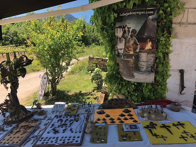 쇠를 녹여서 여러 가지 장신구와 공예품을 만드는 아예기의 작은 대장간. 순례자들이 즐겨 찾는 곳이다.