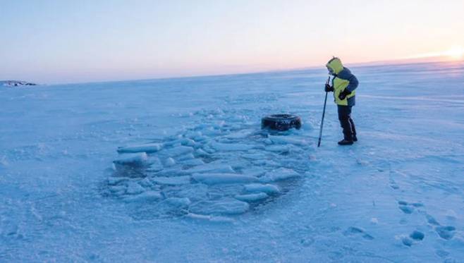 트럭이 빠져 가라앉은 부분. 44인치 타이어 하나가 떠올라 있다. 사진 에밀 그림슨.