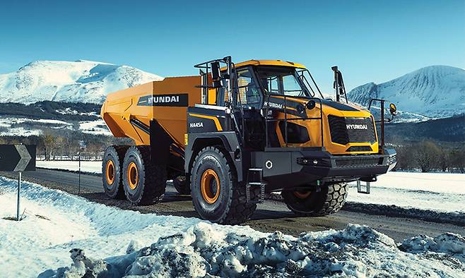 현대중공업그룹의 건설기계부문 계열사인 현대건설기계가 올해 새로 출시간 굴절식 덤프트럭의 모습. 현대제뉴인 제공