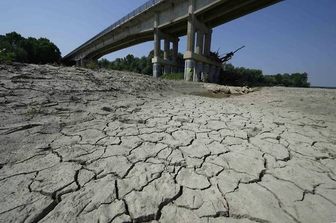 가뭄에 말라붙은 이탈리아 포 강. AP 연합뉴스