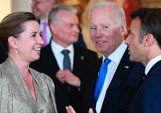 스페인 마드리드에서 열리는 나토 정상회의에 참석 중인&nbsp;메테 프레데릭센 덴마크 총리(왼쪽)가 조 바이든 미국 대통령(오른쪽 두 번째)과 대화를 나누고 있다. 바이든 대통령 오른쪽은 에마뉘엘 마크롱 프랑스 대통령.&nbsp;프레데릭센 총리 SNS 캡처