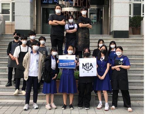 대구 경북예고 학생들이 학교 내 이동 편의시설 설치를 요구하는 팻말을 들고 있다.협동조합 무의 제공