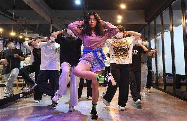 문화체육관광부와 한국문화예술교육진흥원이 진행하는 ‘꿈의 무용단’ 홍보대사 마리(맨 앞)가 서울 광진구 댄스 스튜디오에서 아이들과 춤을 추고 있다.한국문화예술교육진흥원 제공