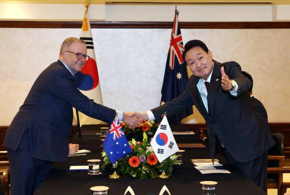 스페인서 처음 만난 한·호주 정상  - 나토(북대서양조약기구) 정상회의 참석을 위해 스페인을 방문 중인 윤석열 대통령이 28일(현지시간) 마드리드 시내 한 호텔에서 열린 한국·호주 정상회담에서 앤서니 앨버니지 호주 총리와 악수하고 있다.마드리드 연합뉴스