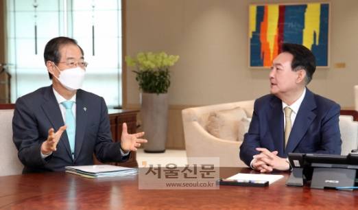 尹대통령, 韓총리와 첫 주례회동  - 윤석열 대통령이 지난 13일 용산 대통령실 청사 5층 집무실에서 한덕수 국무총리와 첫 주례회동을 갖기 앞서 환담을 나누고 있다.박지환 기자