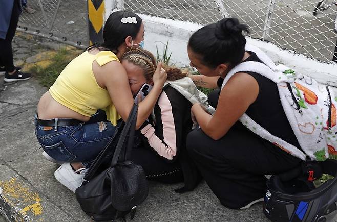 슬퍼하는 재소자 가족의 모습. 사진=EPA 연합뉴스