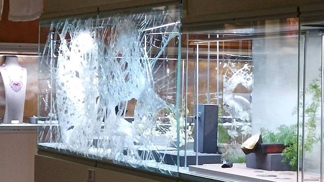 강도단이 노린 진열장의 모습.