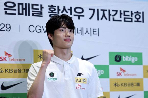 황선우가 29일 서울 강남구 CGV 청담씨네시티에서 박태환 이후 경영에서 11년 만에 (은)메달을 수확한 부다페스트 세계수영선수권의 소회를 밝히기에 앞서 주먹을 불끈 쥐며 포즈를 취하고 있다. [연합뉴스]