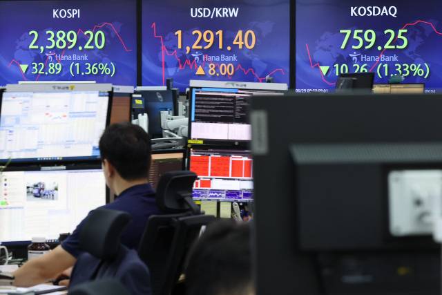 29일 오전 서울 중구 하나은행 본점 딜링룸에서 직원들이 업무를 보고 있다. 연합뉴스