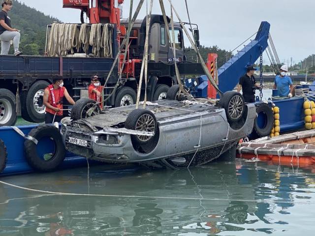 바다 위로 인양 중인 조유나 양 가족 승용차 /사진=연합뉴스